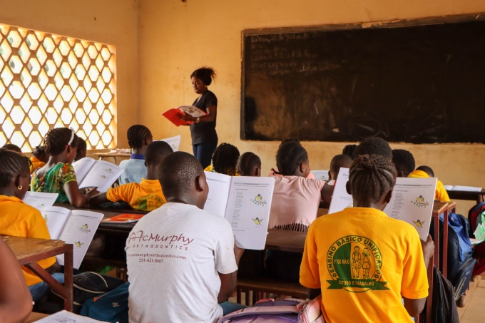 Teacher Maria Isabel Nhoque and grade 4 students at 1º de Maio Primary School in Bissau use new textbooks, Guinea-Bissau.  Credit: Joana Rodrigues/World Bank