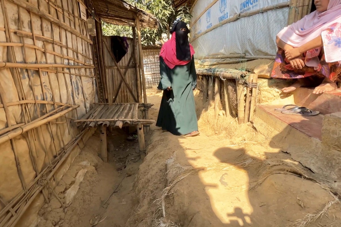 Rubaida on her way through the Rohigya camp to talk to parents and caregivers about the importance of girls’ education. Credit: GPE/Timo Diers